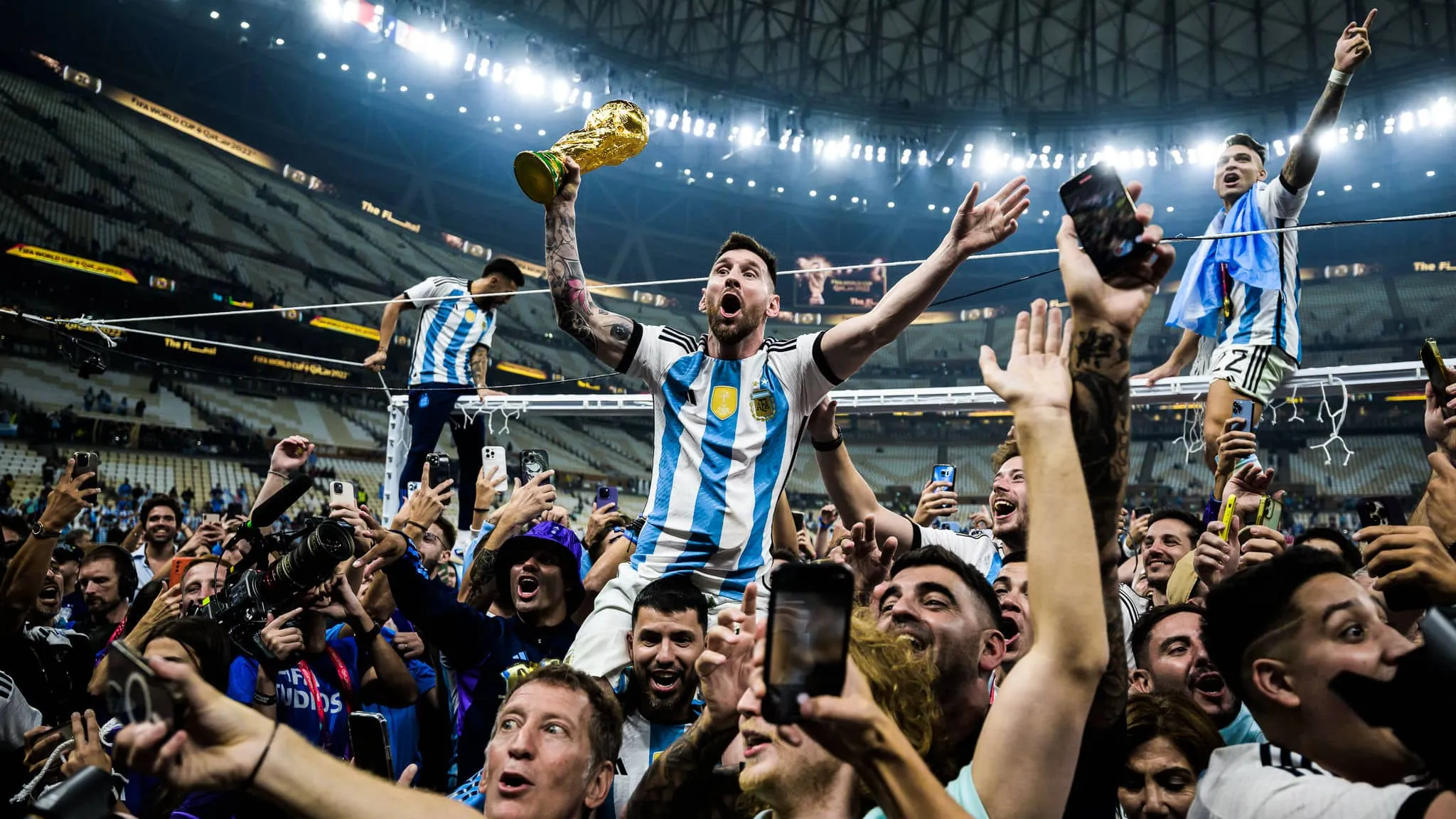 Messi se emocionou com companheiros na Copa: &ldquo;Queriam ganhar por mim&rdquo;