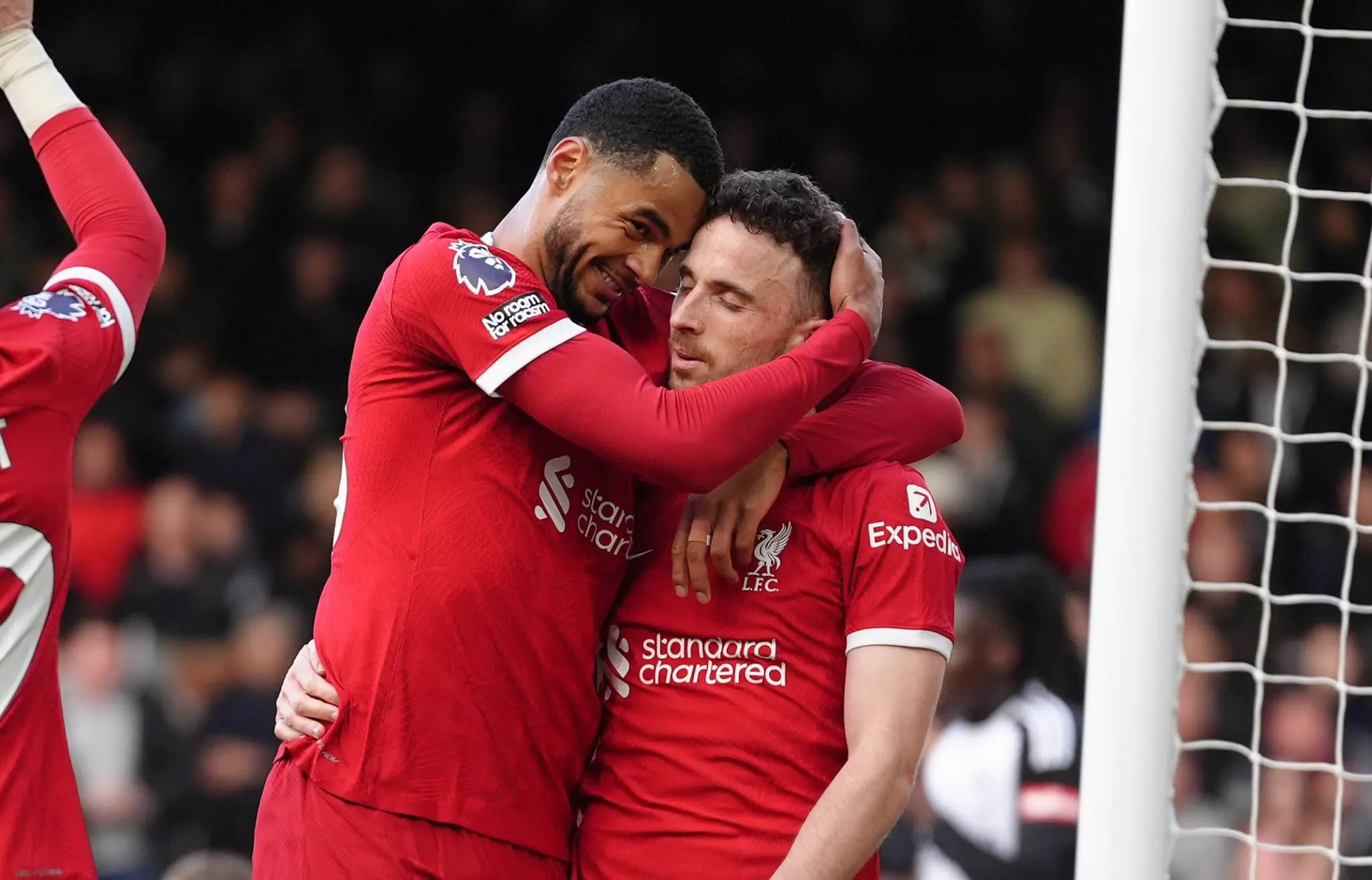 Liverpool sofre at&eacute; demais, mas vence Fulham e segue na briga pela Premier League