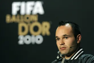 &lsquo;Por justi&ccedil;a&rsquo;: Iniesta levanta bandeira e opina sobre vencedor da Bola de Ouro