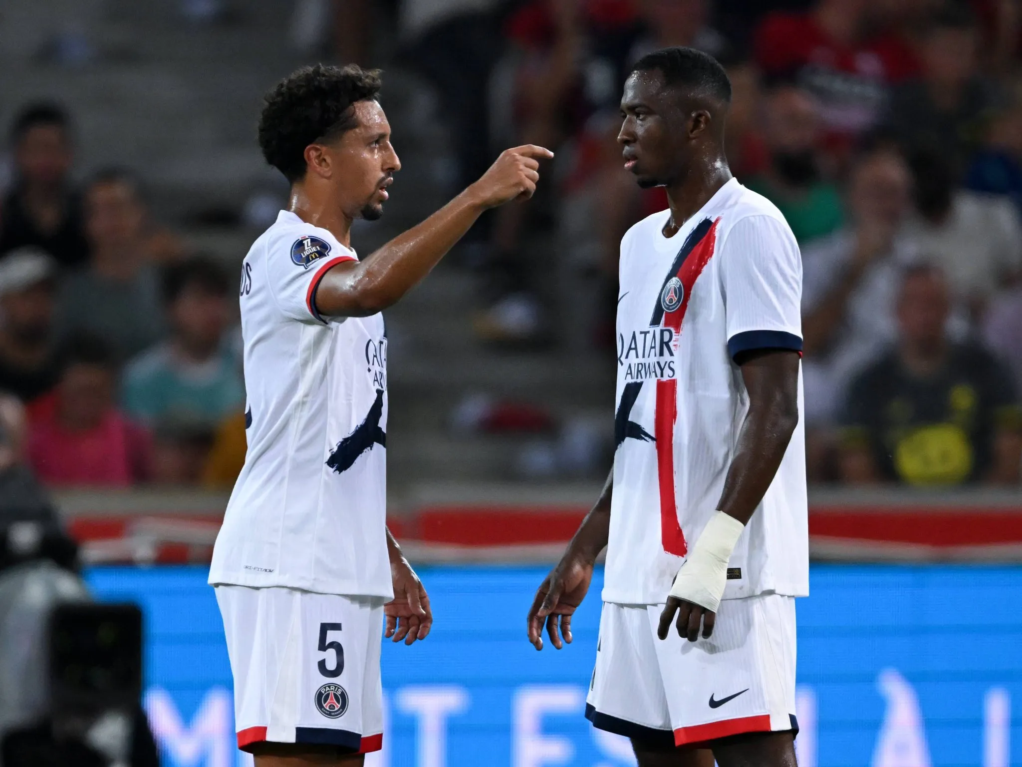 Marquinhos d&aacute; instru&ccedil;&otilde;es a Pacho em jogo do PSG