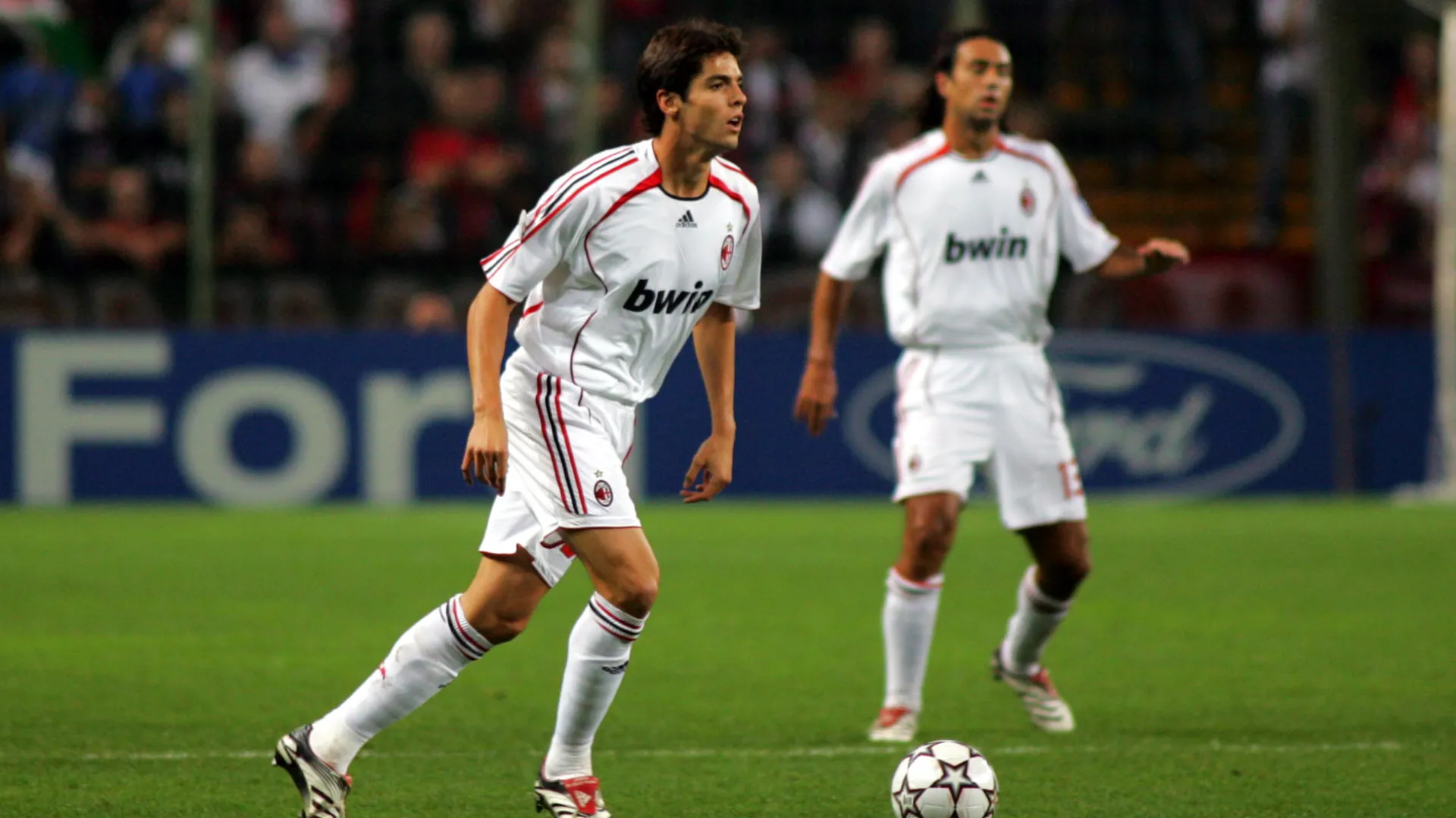 Kak&aacute;, meio-campista do Milan, durante a partida da Liga dos Campe&otilde;es entre Lille e Milan, no Stade F&eacute;lix-Bollaert, em Lens, na Fran&ccedil;a, em 26 de setembro de 2006.