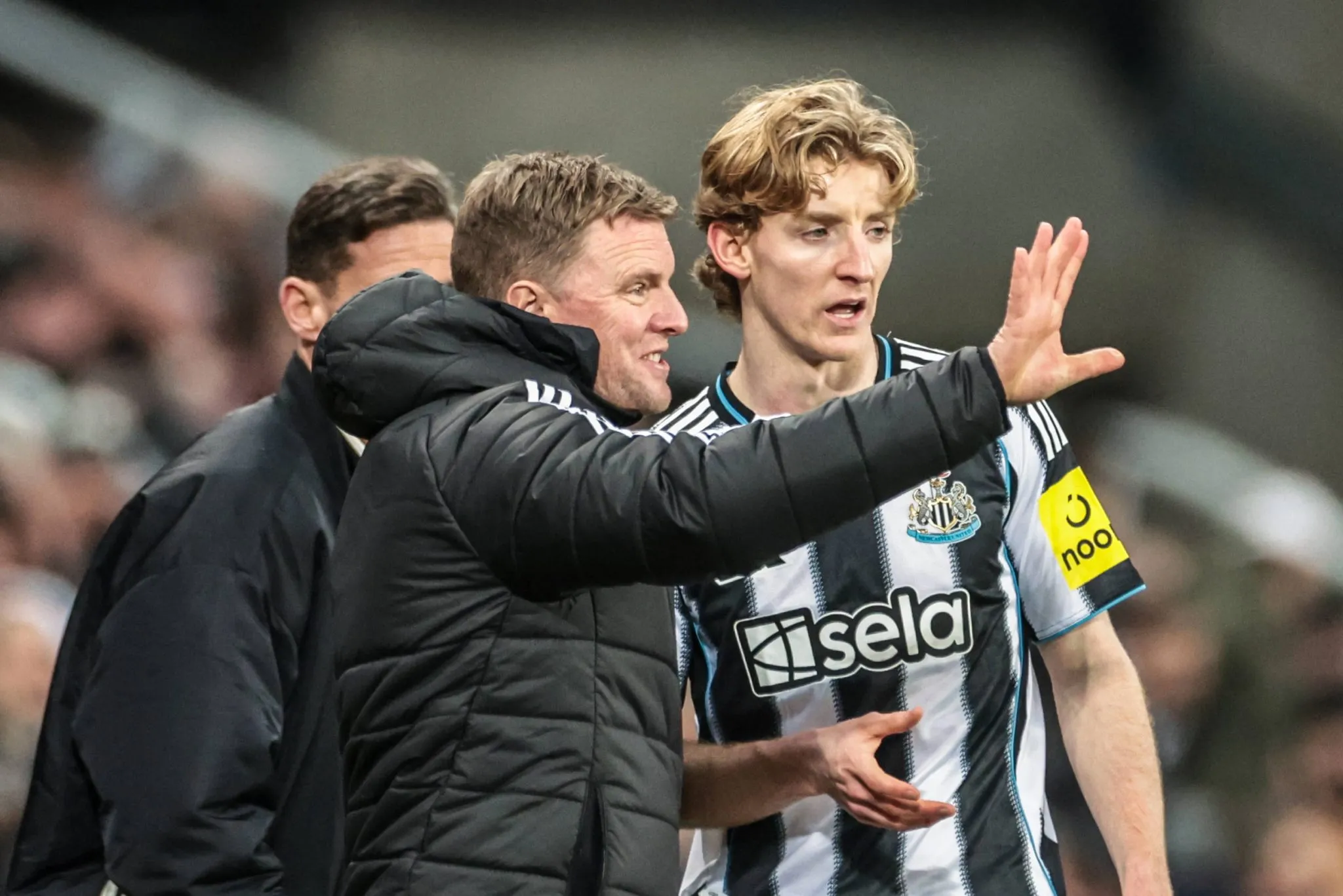Eddie Howe e Anthony Gordon em jogo do Newcastle