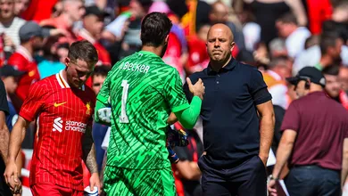Os elogios de Alisson e os segredos de Slot: o que explica o bom in&iacute;cio do Liverpool