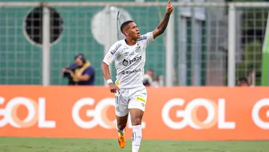 &lsquo;A gente sabe quem s&atilde;o os culpados&rsquo;: &Acirc;ngelo sofreu por queda do Santos e se &lsquo;assustou&rsquo; com Mbapp&eacute; na Fran&ccedil;a