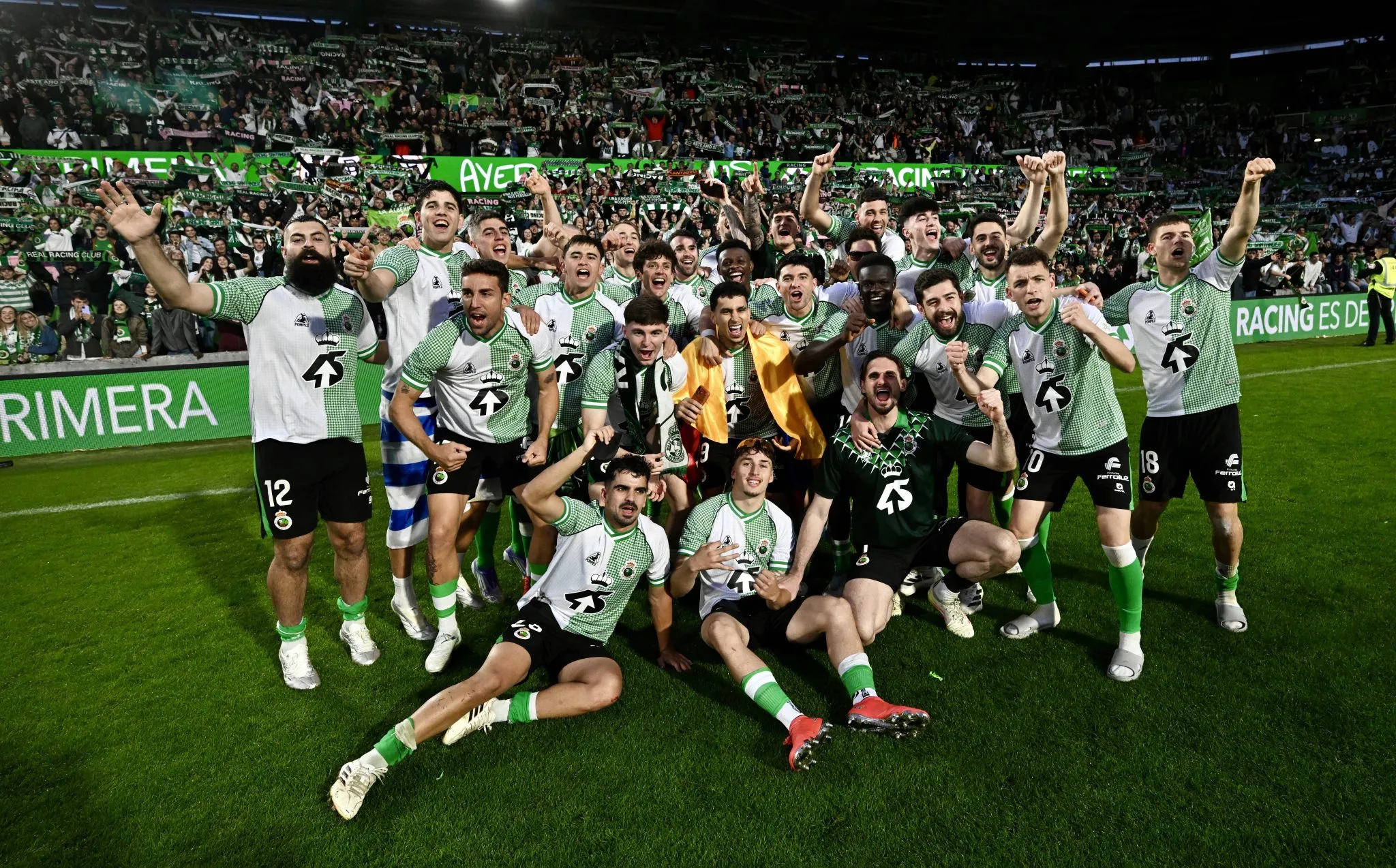 Jogadores e comissão técnica do Racing Santander celebram acesso à elite espanhola