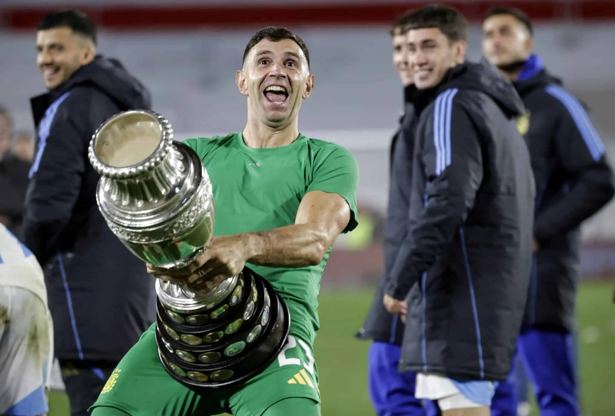 Goleiro argentino ignora cr&iacute;ticas e &lsquo;renova&rsquo; pol&ecirc;mica da Copa do Mundo em comemora&ccedil;&atilde;o
