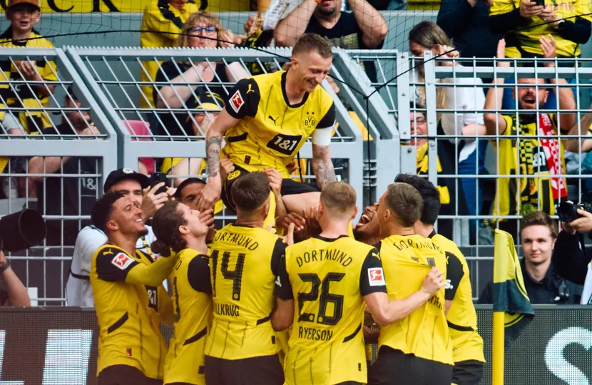 Reus se emocionou e marcou gola&ccedil;o em despedida da torcida do Borussia Dortmund - Foto: Icon sport