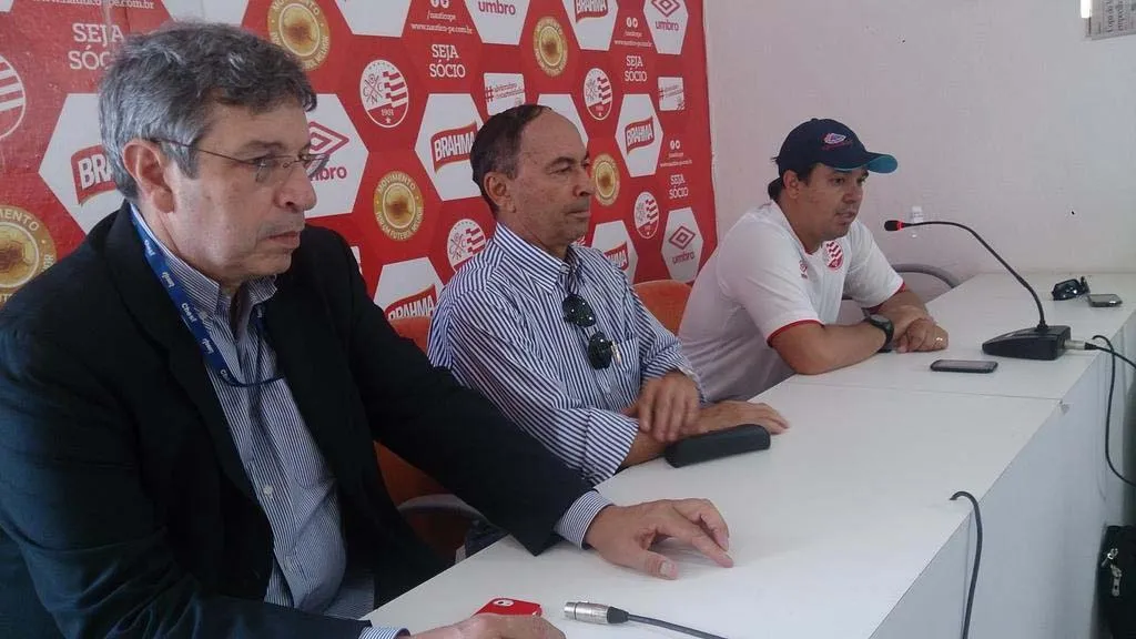 Enquanto os dirigentes discordam, o N&aacute;utico definha