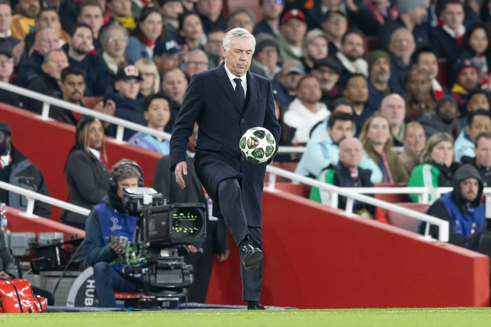 O t&eacute;cnico Carlo Ancelotti &agrave; beira do campo em jogo do Real Madrid