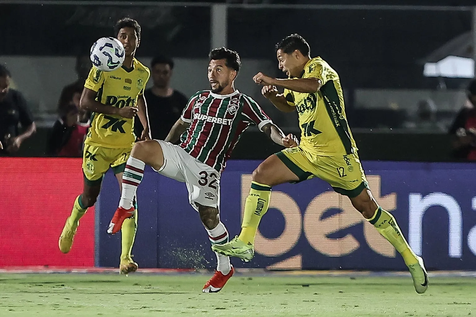 Sa&iacute;da de Acosto fez Fluminense perder for&ccedil;a (Foto: Lucas Mer&ccedil;on/FFC)