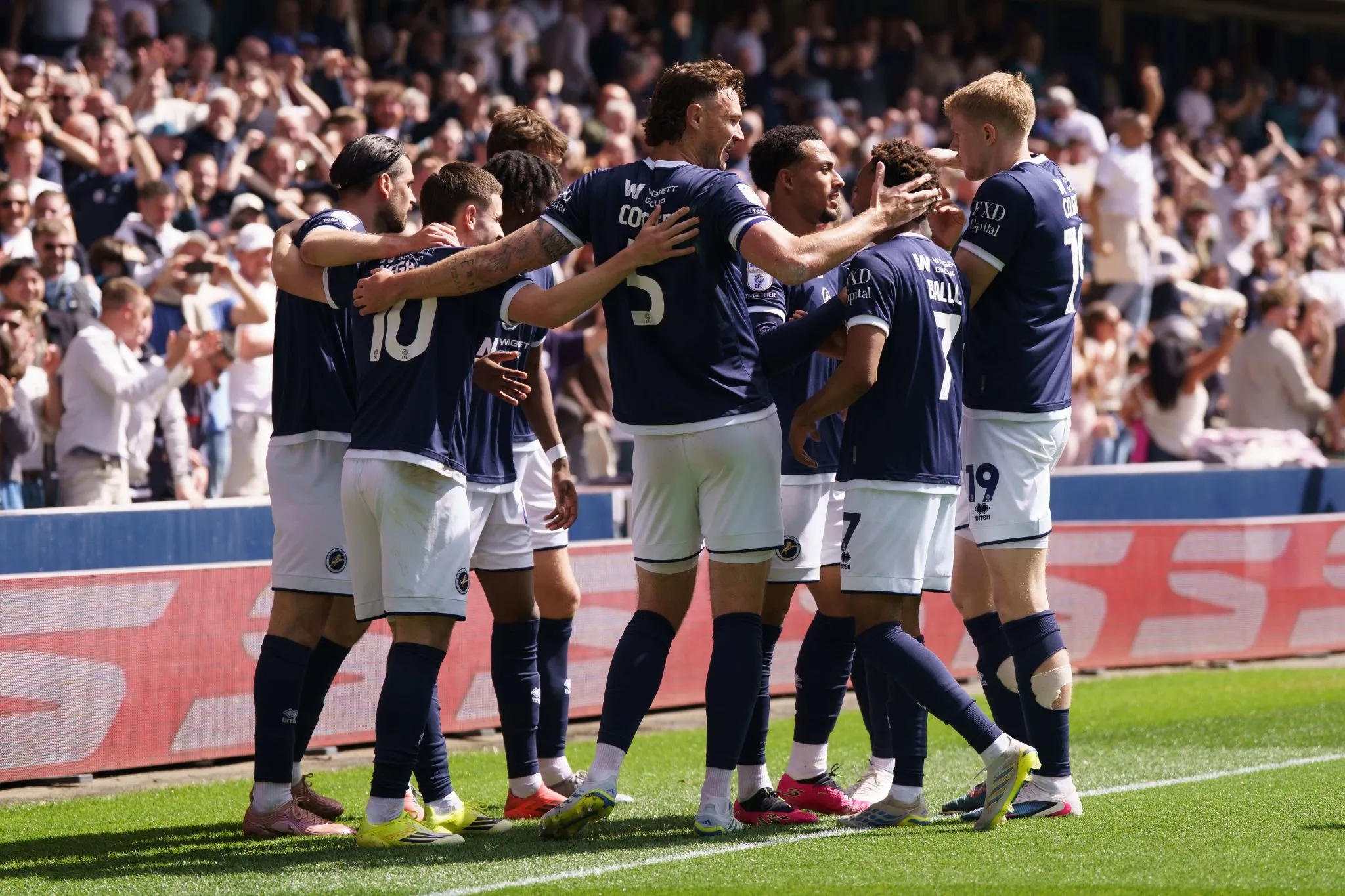 Jogadores do Millwall em jogo da Championship