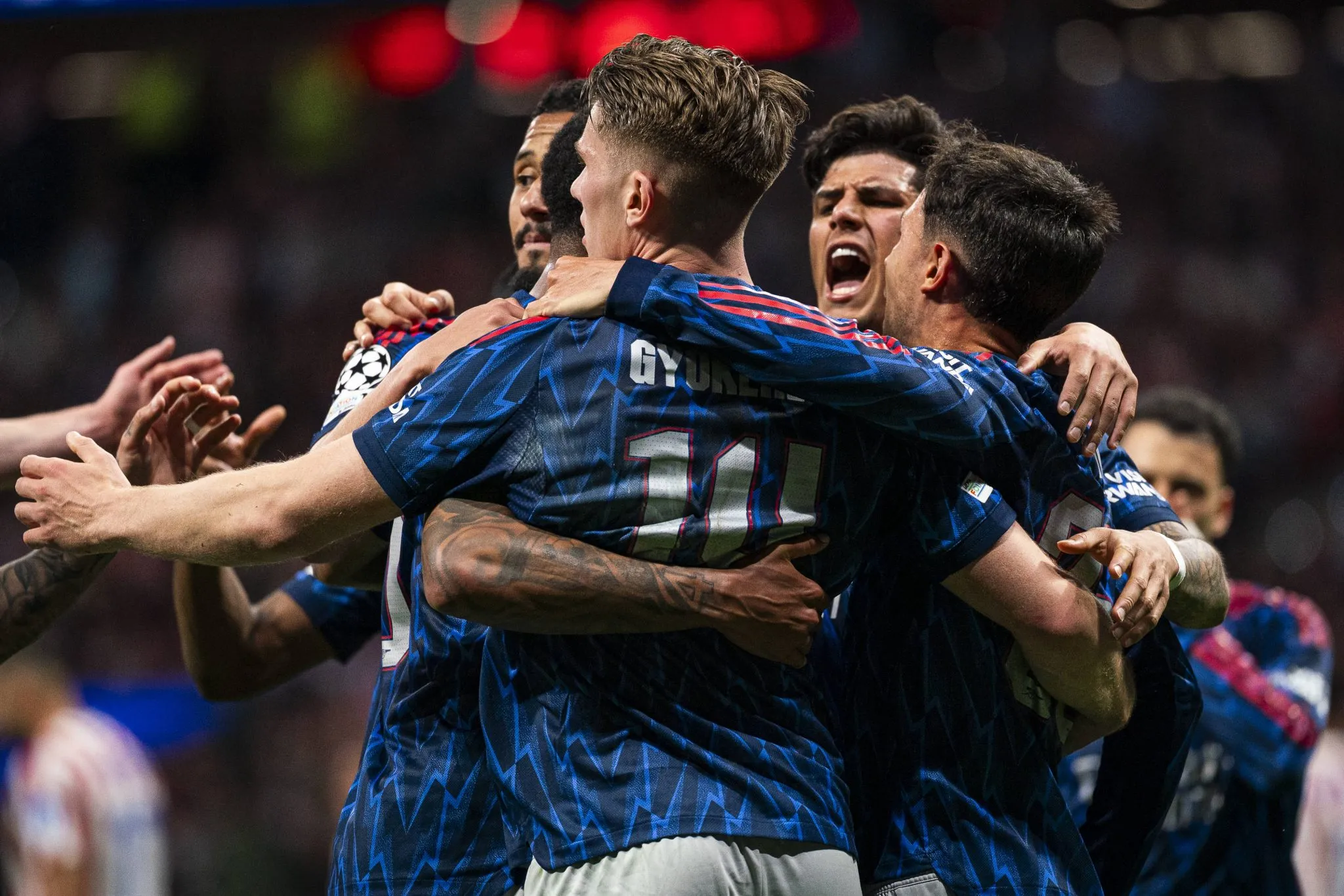 Jogadores do Arsenal celebram gol sobre o Atl&eacute;tico de Madrid 