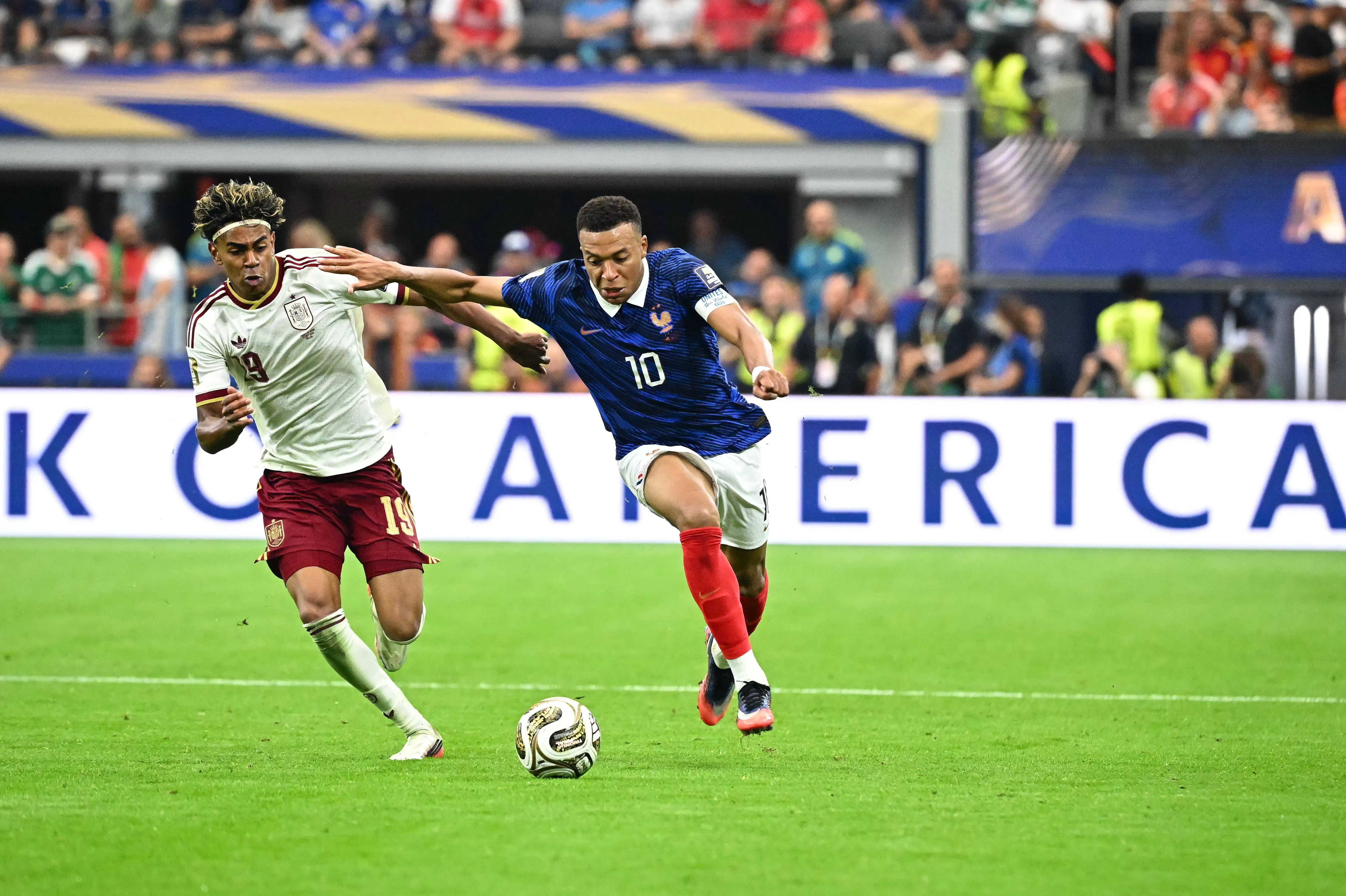 Lamine Yamal e Kylian Mbappé durante a Copa do Mundo de 2026 (Foto: IMAGO / PRESSE SPORTS)