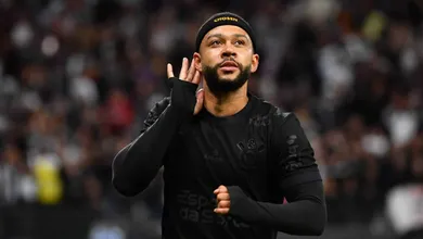 Memphis Depay faz o que quer no passeio do Corinthians sobre o Vasco