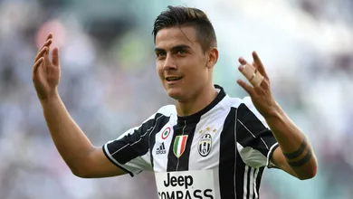 Dybala est&aacute; tentando melhorar a sua destra. Como? Escrevendo com o p&eacute; direito