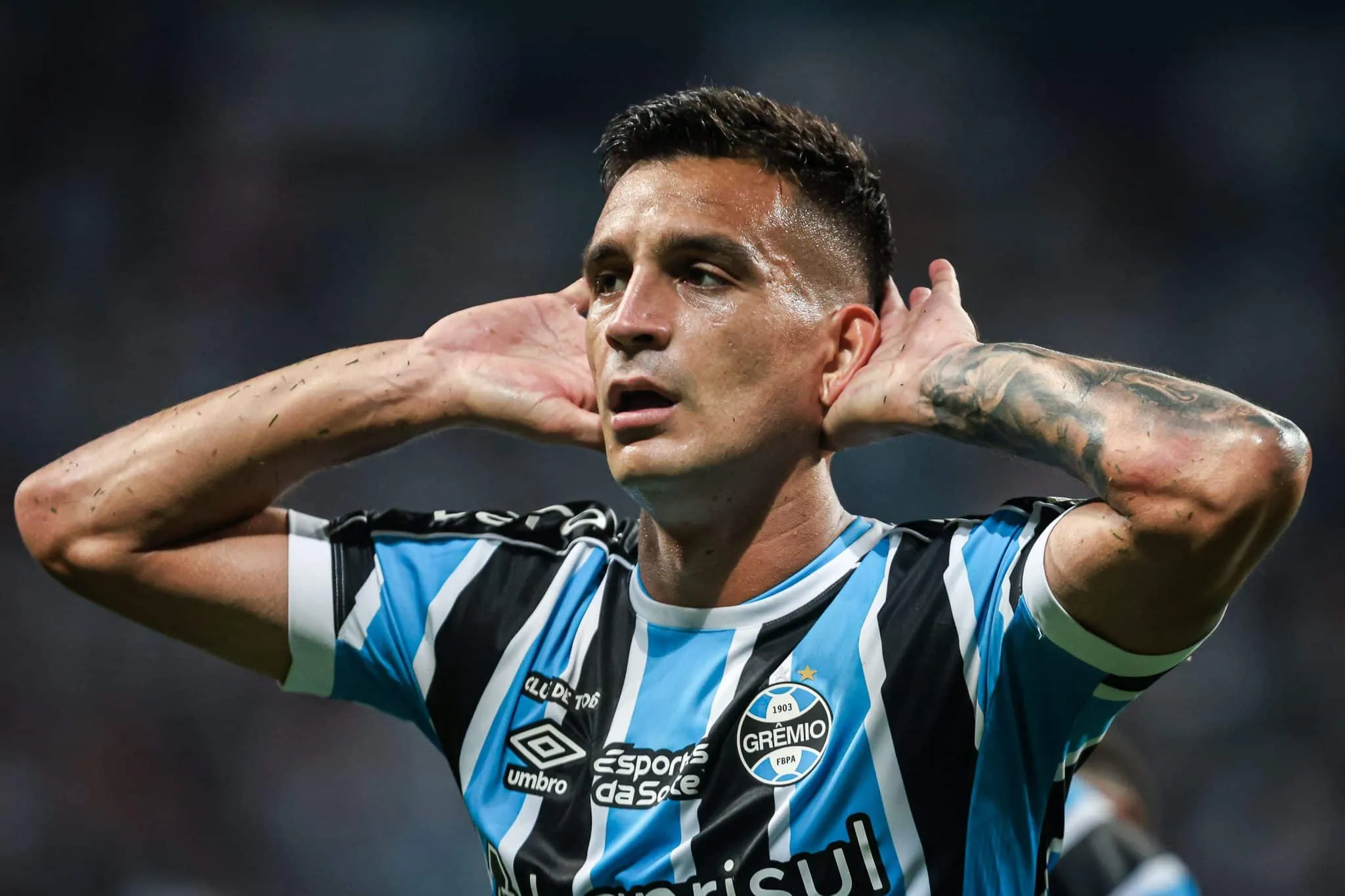 Cristaldo e Diego Costa marcam, Gr&ecirc;mio confirma o favoritismo, passa pelo Brasil e pega o Caxias na semifinal do Gauch&atilde;o