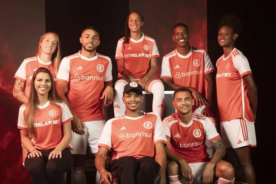 O Internacional lan&ccedil;ou uniforme &agrave; la Arsenal, e com ele quer encerrar jejum &mdash; assim como os Gunners
