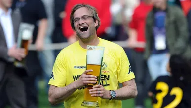Klopp revelou uma hist&oacute;ria impag&aacute;vel sobre a ressaca do primeiro t&iacute;tulo com o Dortmund: &ldquo;Acordei em um caminh&atilde;o&rdquo;