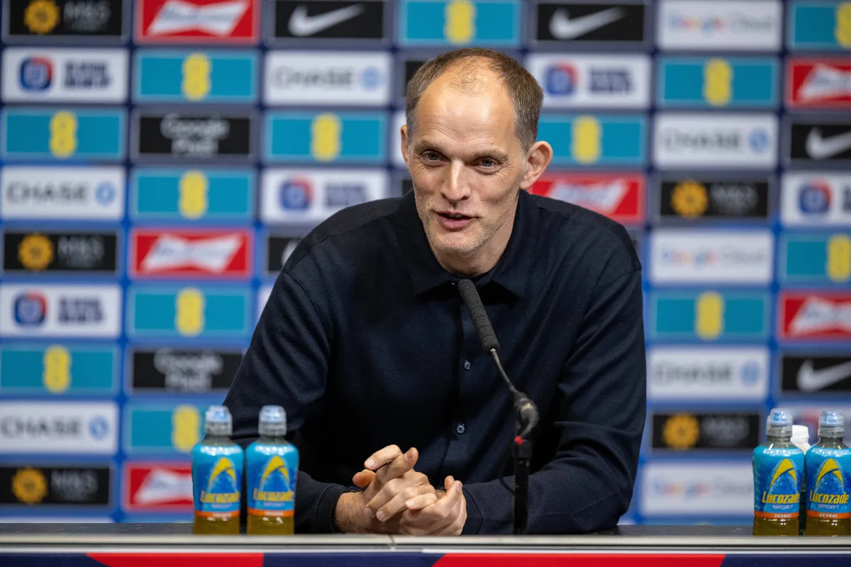 Thomas Tuchel, t&eacute;cnico da sele&ccedil;&atilde;o inglesa, fala &agrave; imprensa durante uma coletiva de imprensa. (Foto: IMAGO / Sebastian Frej)