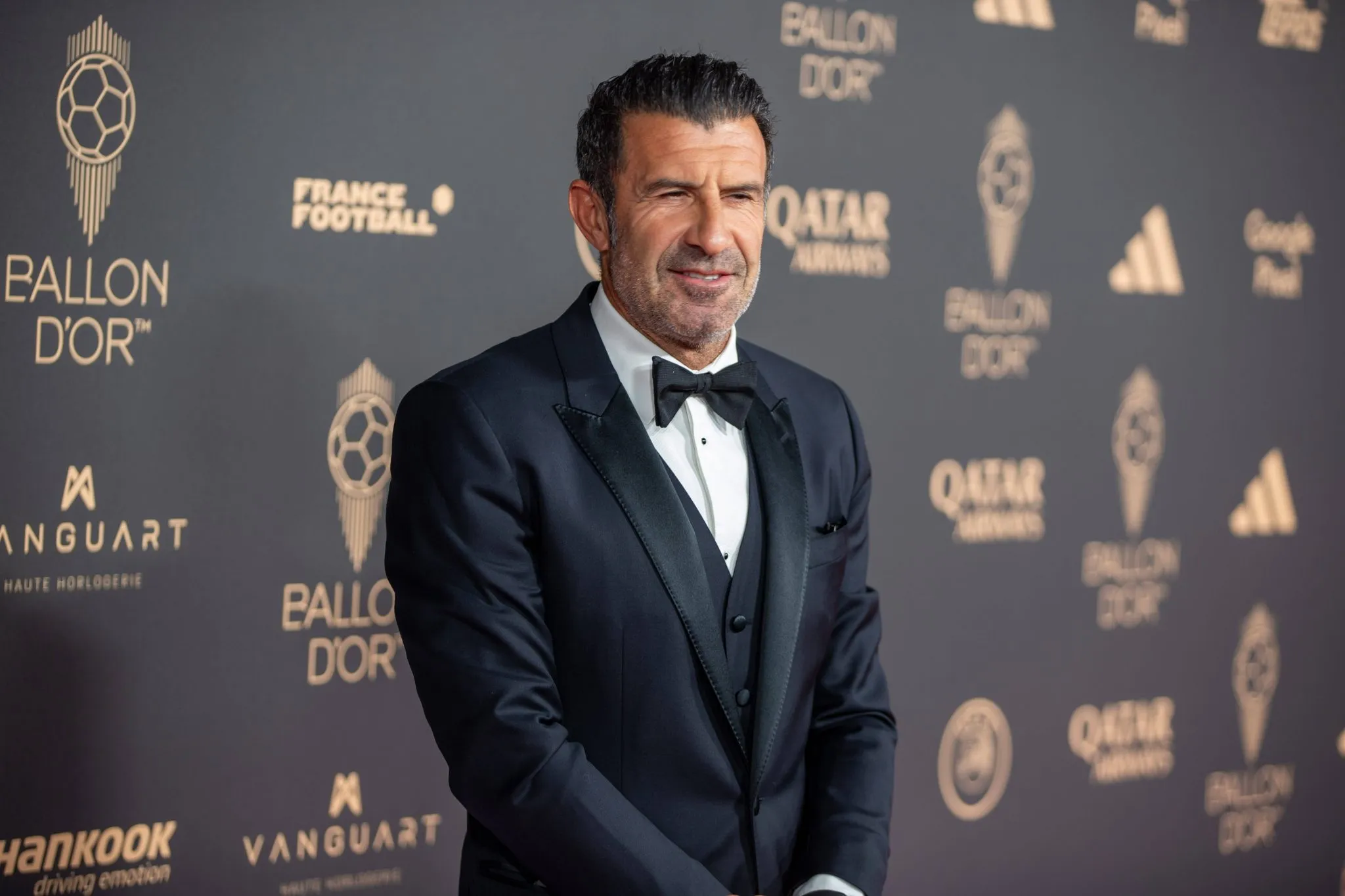 Lu&iacute;s Figo durante cerim&ocirc;nia da Bola de Ouro (Foto: Imago/ZUMA Press Wire)