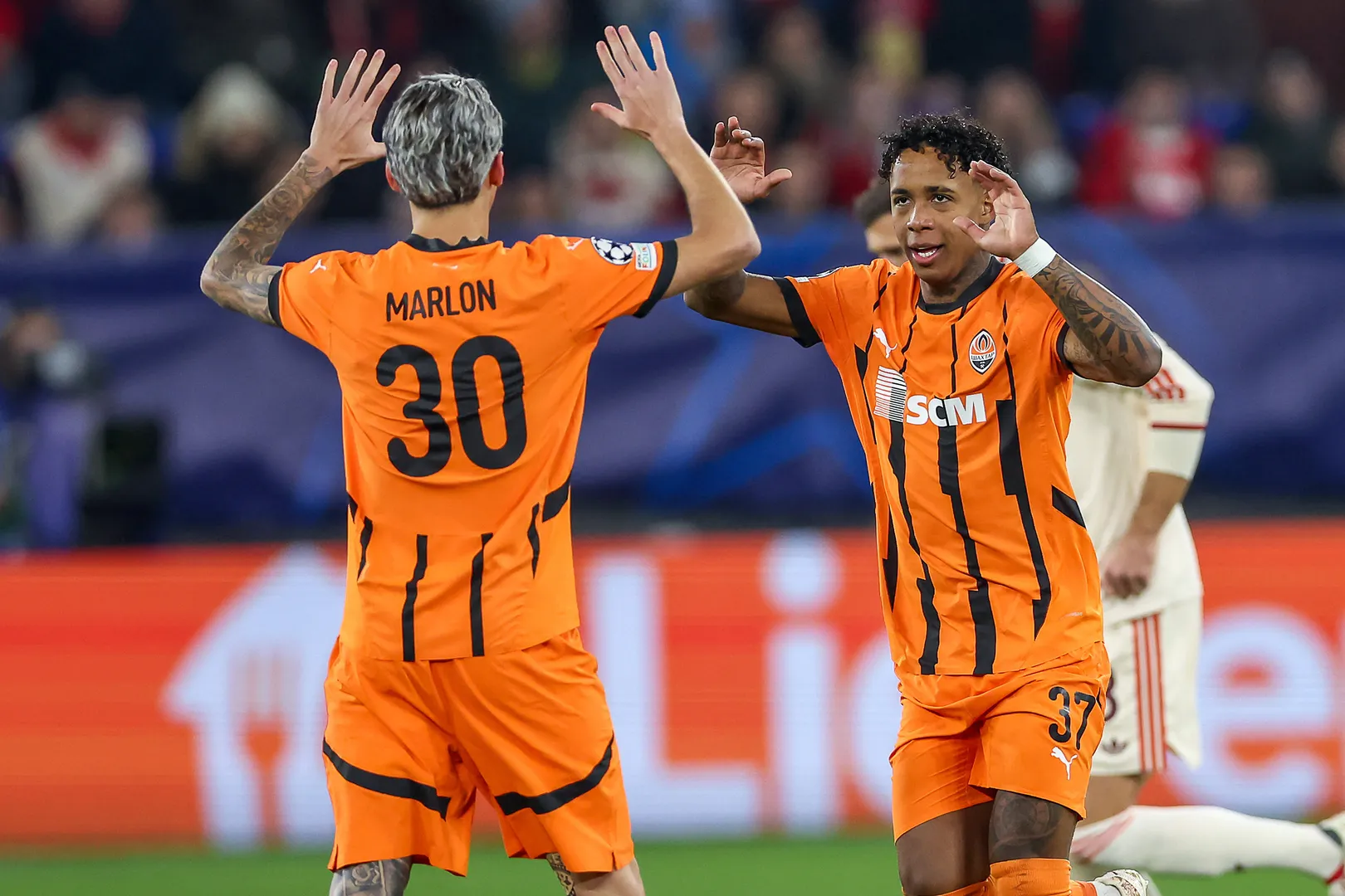 Marlon Gomes e Kevin se cumprimentam durante jogo do Shakhtar