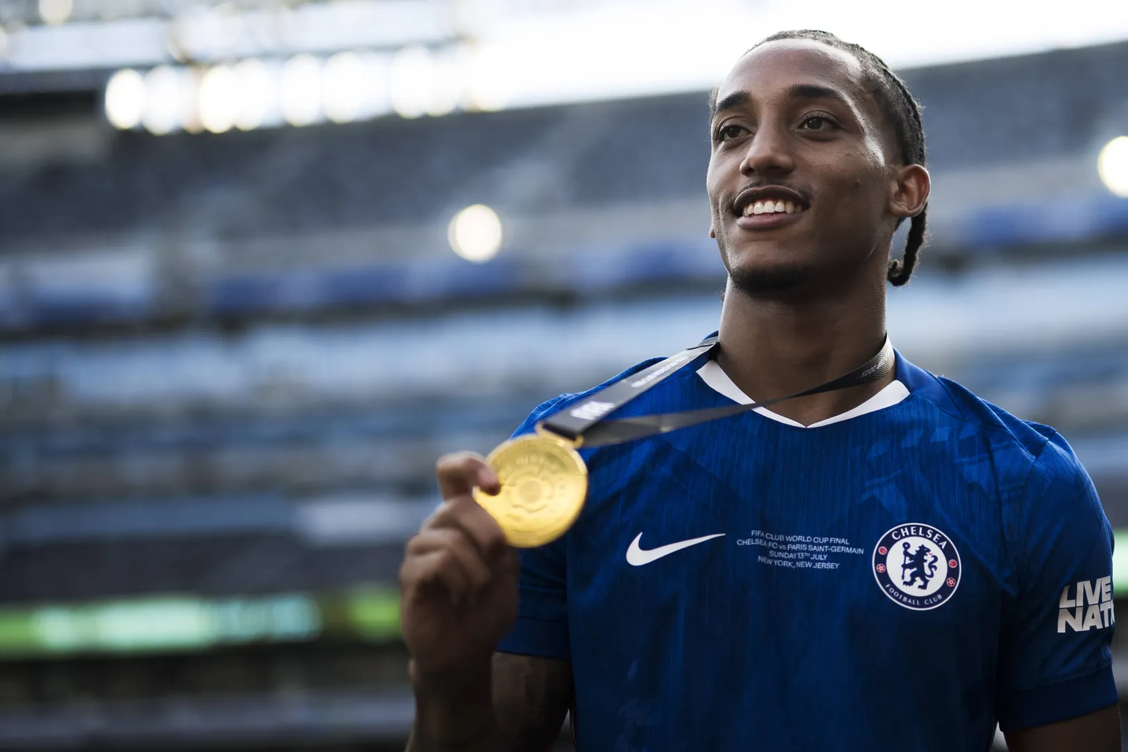 Jo&atilde;o Pedro exibe medalha de campe&atilde;o do mundo (Foto: Imago)