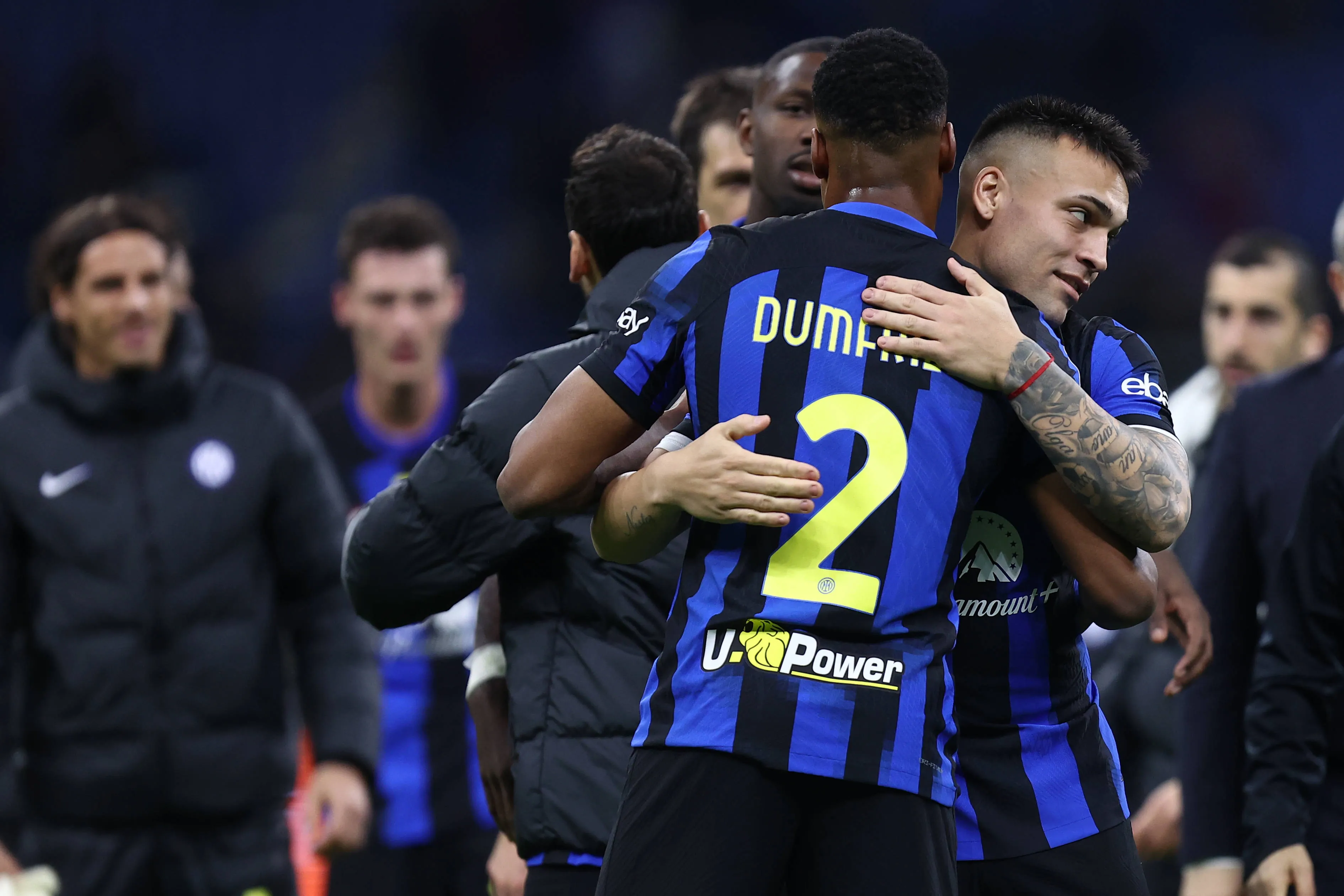 Dumfries e Lautaro Mart&iacute;nez em jogo da Inter