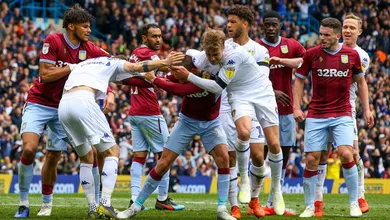 Bamford, do Leeds, &eacute; punido por simular agress&atilde;o que levou a expuls&atilde;o de jogador do Aston Villa