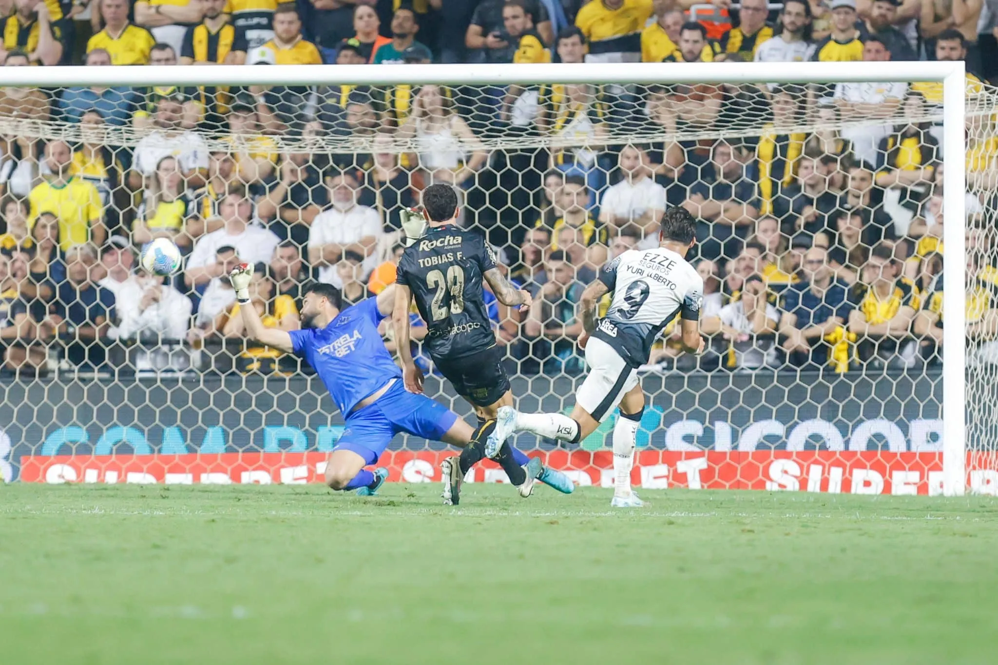 Corinthians supera at&eacute; mascote para manter sonho vivo no Brasileir&atilde;o