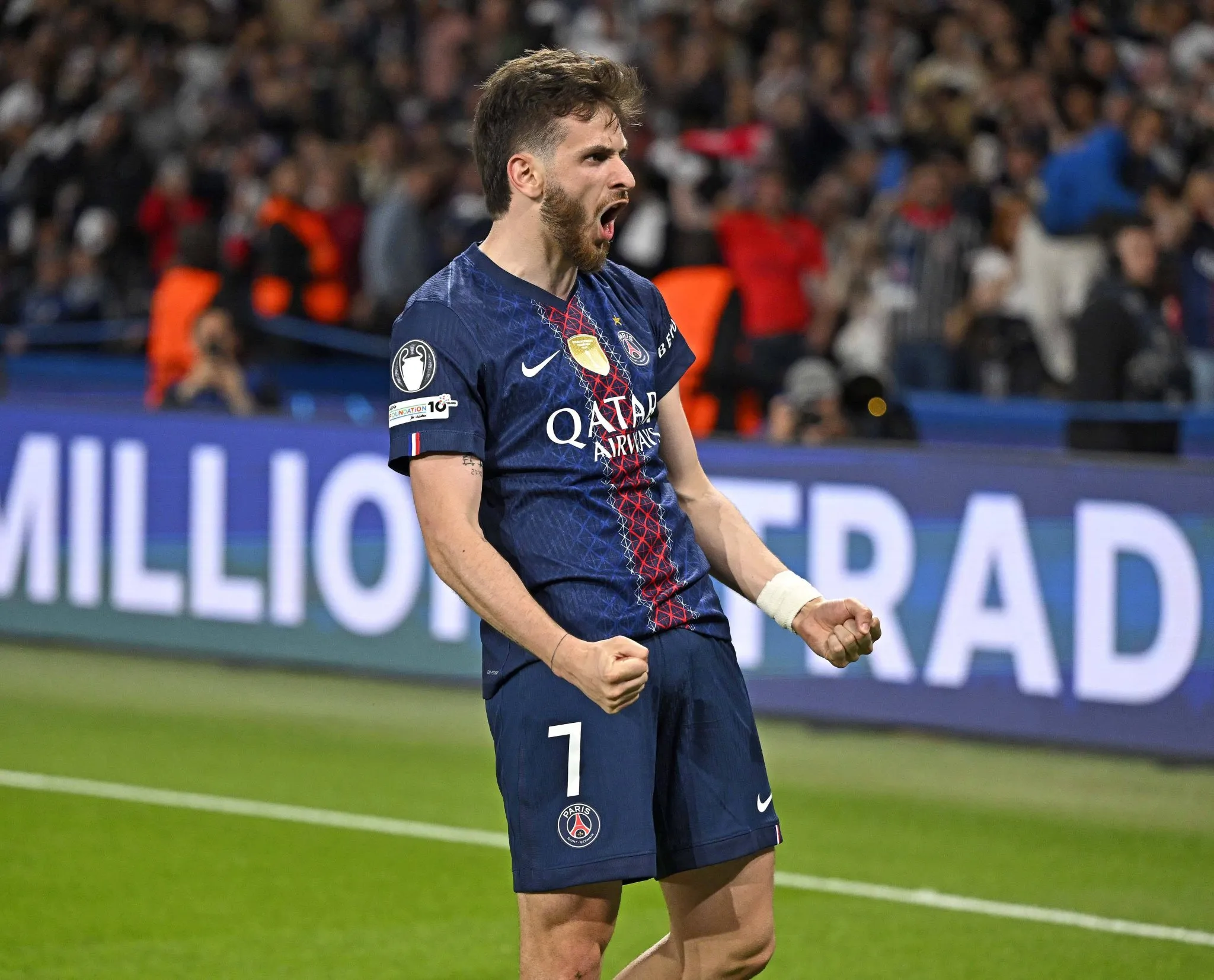 Kvaratskhelia comemora gol pelo PSG
