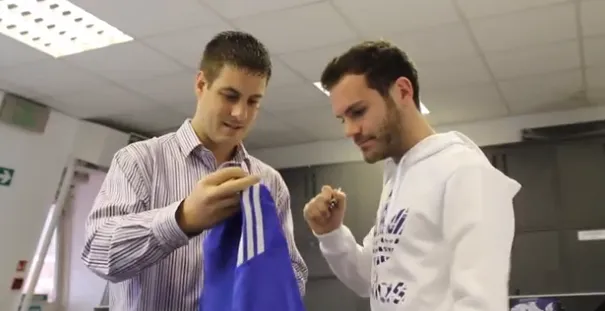 Juan Mata vira carteiro por um dia em a&ccedil;&atilde;o publicit&aacute;ria