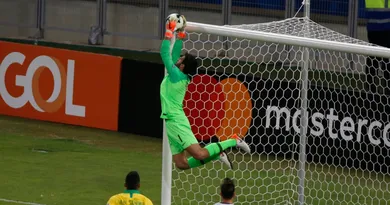 Alisson: &ldquo;Foi a prova que uma defesa simples fica at&eacute; mais bonita do que um voo&rdquo;