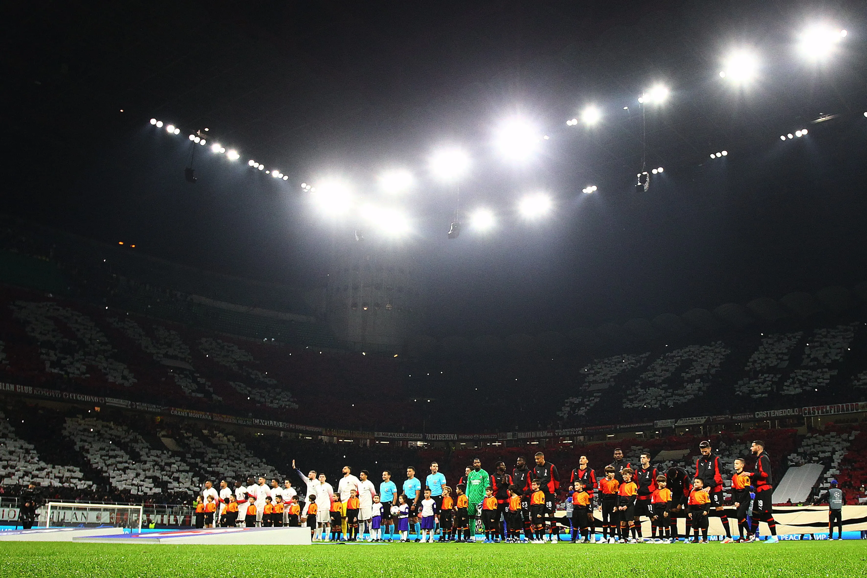 Sinalizadores e brigas de torcedores fazem Uefa multar PSG e reduzir capacidade de seu est&aacute;dio