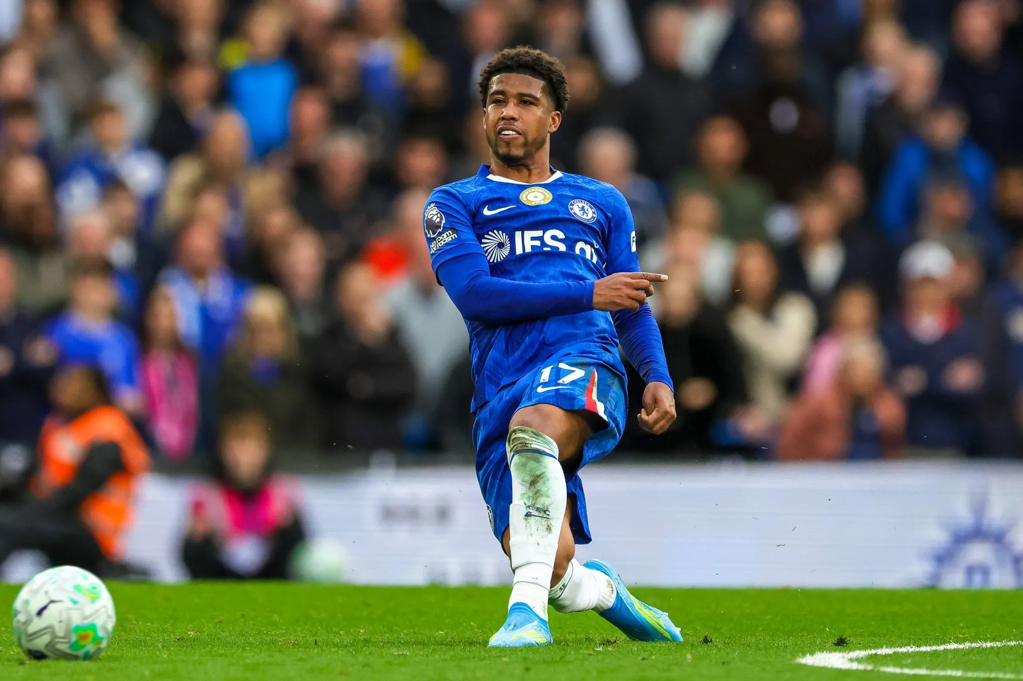 Andrey Santos em a&ccedil;&atilde;o pelo Chelsea 
