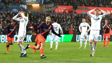 Manchester City mant&eacute;m vivo sonho de quatro t&iacute;tulos na temporada com virada no final contra Swansea