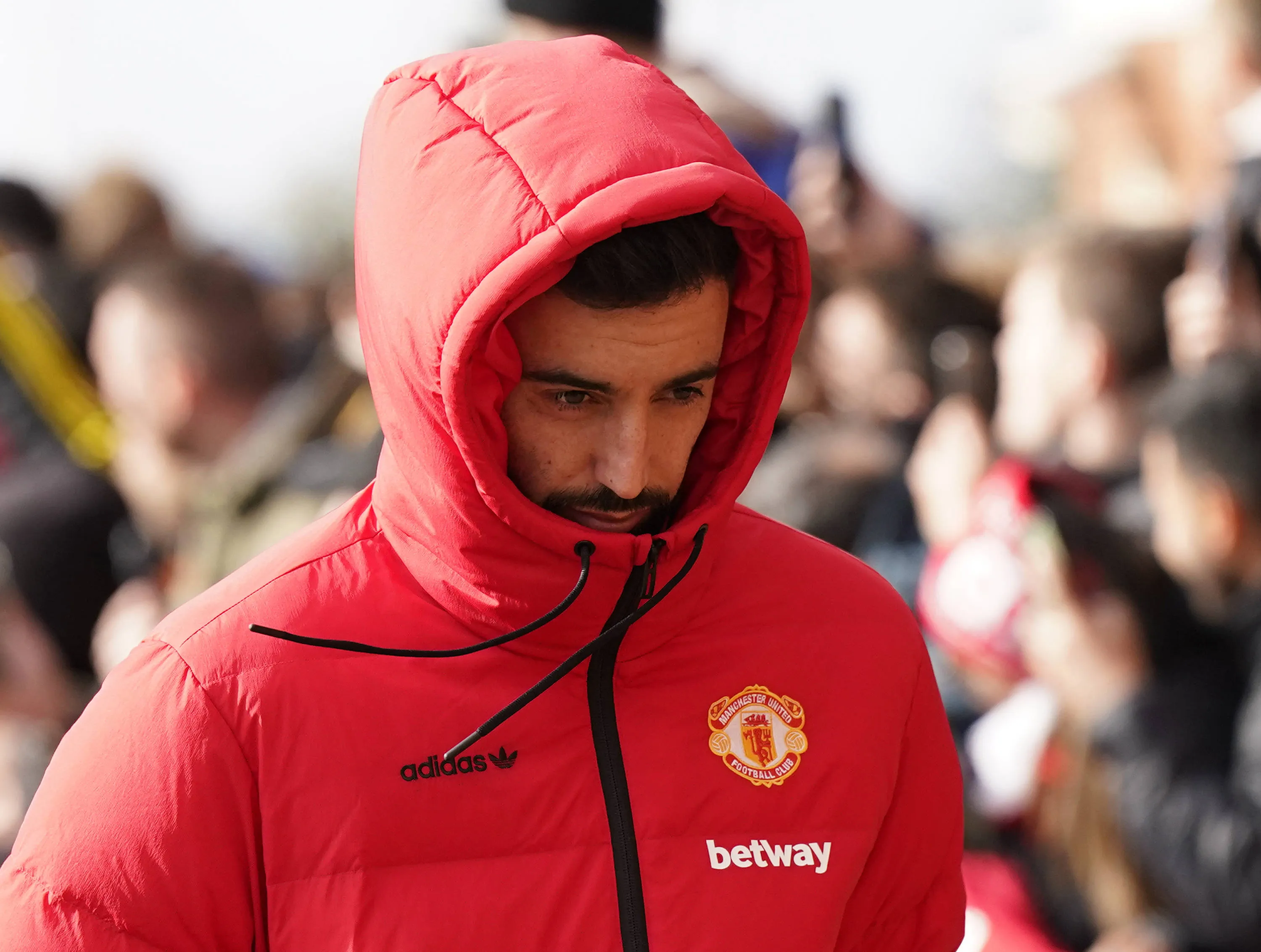 Bruno Fernandes durante chegada da comitiva do Manchester United em Old Trafford