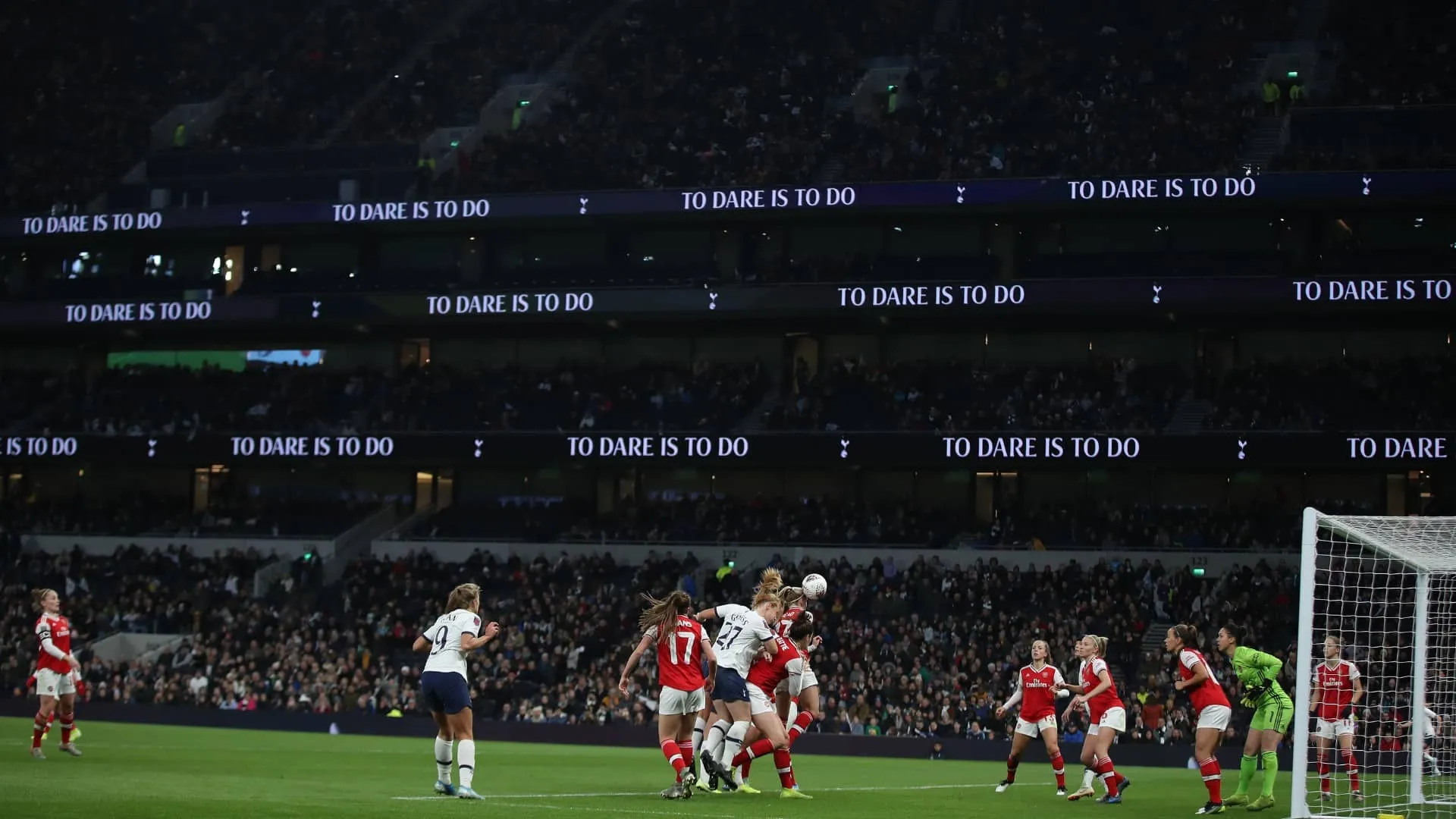Fim de semana do futebol feminino na Inglaterra teve cl&aacute;ssicos e mais de 70 mil pessoas nas arquibancadas