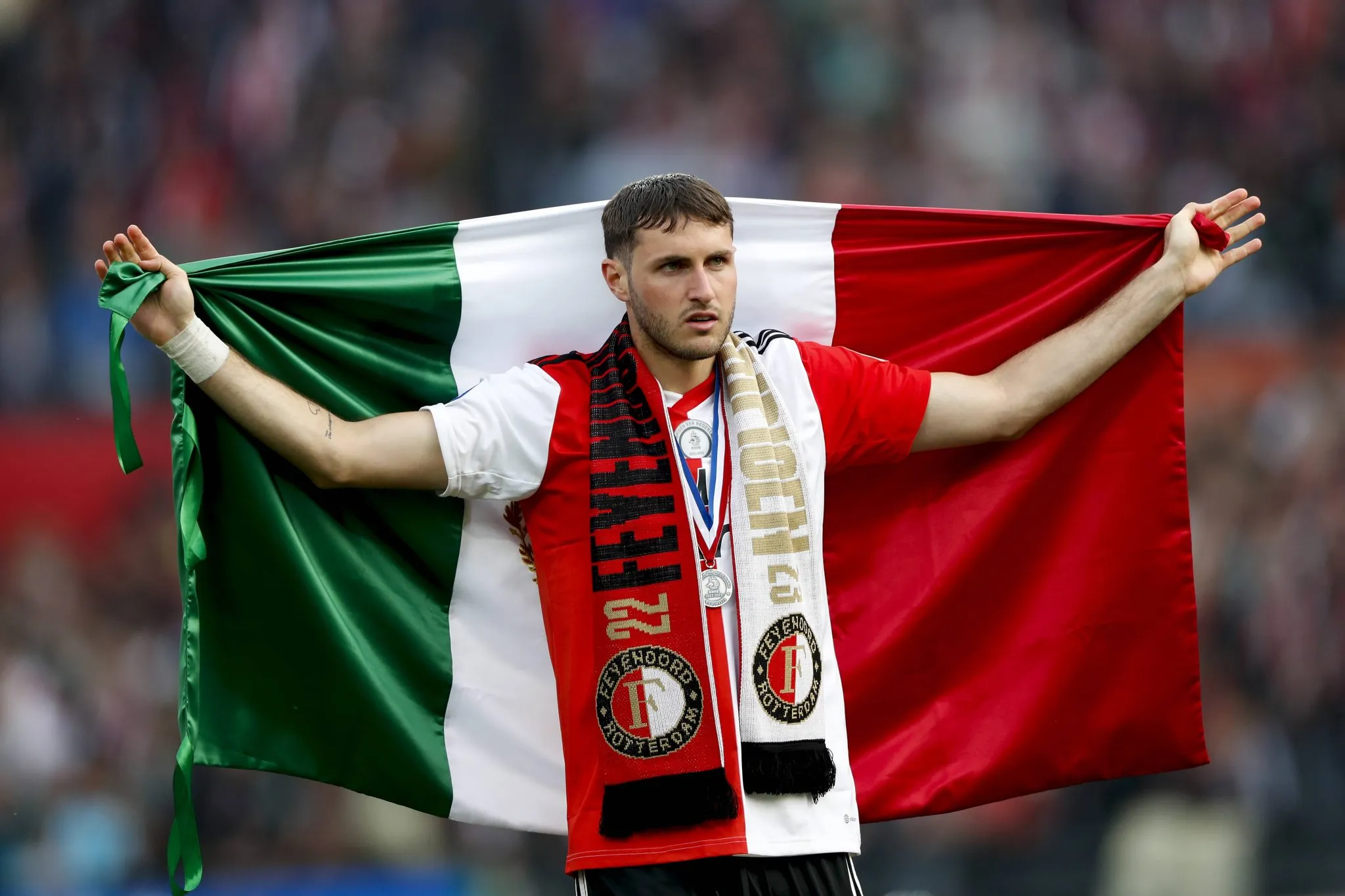 Santiago Gim&eacute;nez com a bandeira mexicana ap&oacute;s t&iacute;tulo pelo Feyenoord