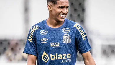 Souza vence concorr&ecirc;ncia e vira reserva imediato na lateral esquerda do Santos