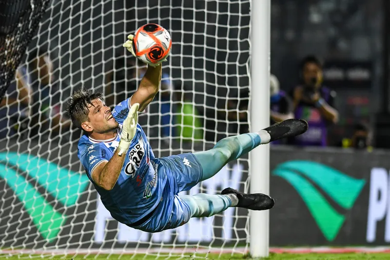 Victor Brasil defendeu o p&ecirc;nalti cobrado por Jair (Foto: Icon Sport)