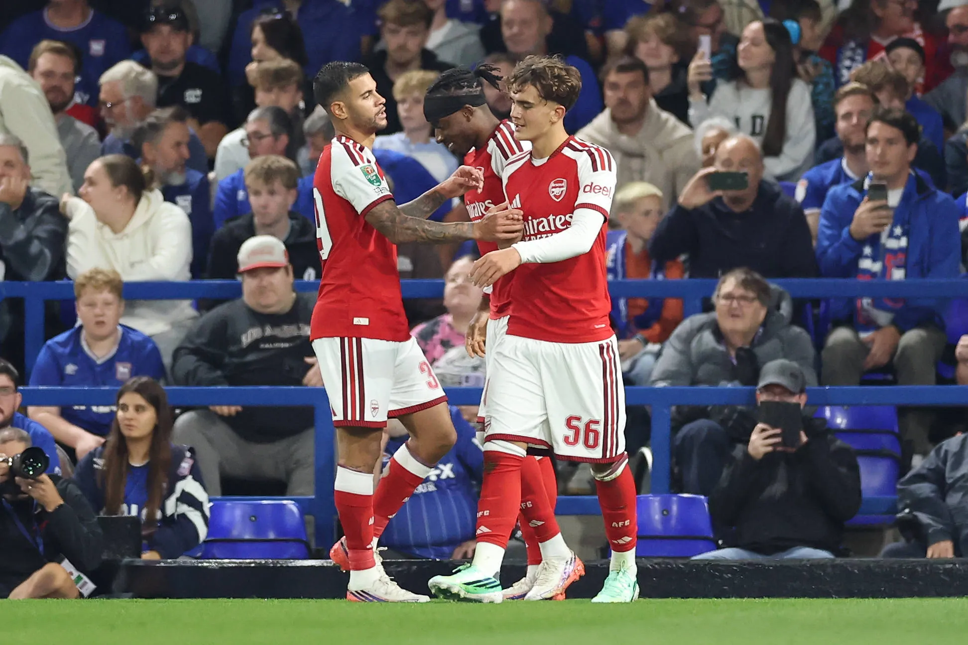 Max Dowman, Madueke e Bruno Guimar&atilde;es celebram gol do Arsenal