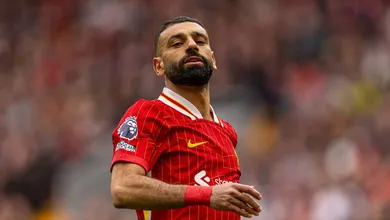 Salah comemora renova&ccedil;&atilde;o com mais um recorde em vit&oacute;ria tensa do Liverpool