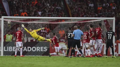 Internacional teve a vit&oacute;ria na m&atilde;o, mas River Plate arrancou empate com gola&ccedil;o de falta