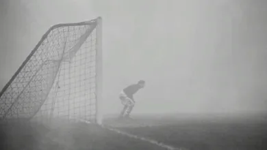 A neblina que deixou o goleiro Sam Bartram sozinho em campo em um jogo no Natal