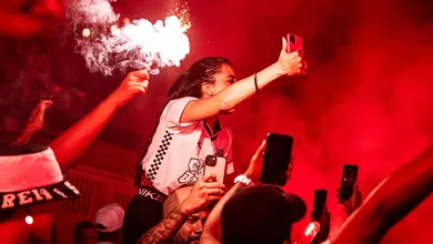 &lsquo;Energia boa&rsquo; da torcida conduz Santos &agrave; vit&oacute;ria sobre o Corinthians e emociona Vojvoda