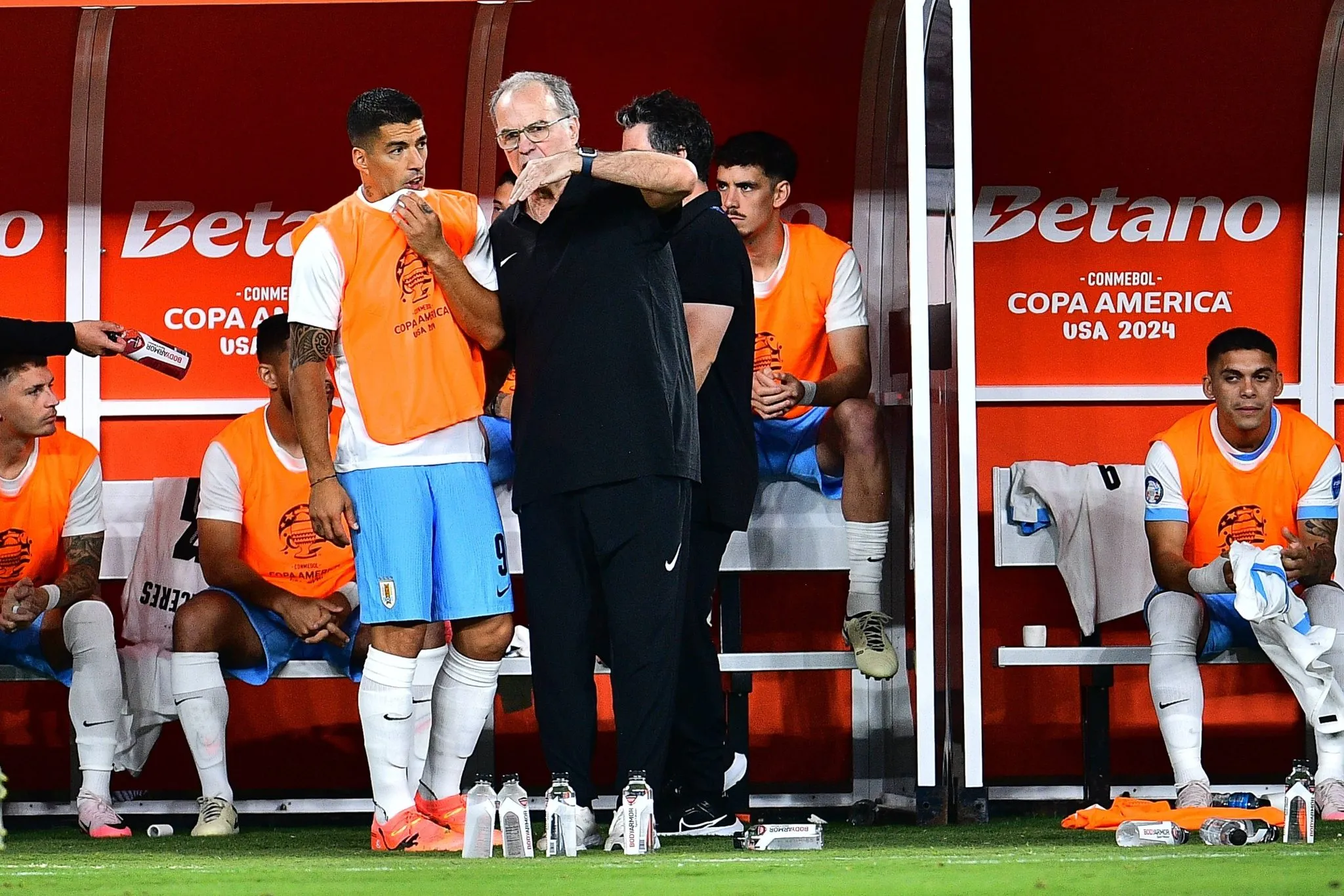 Marcelo Bielsa e Luis Su&aacute;rez em jogo do Uruguai na Copa Am&eacute;rica 2024