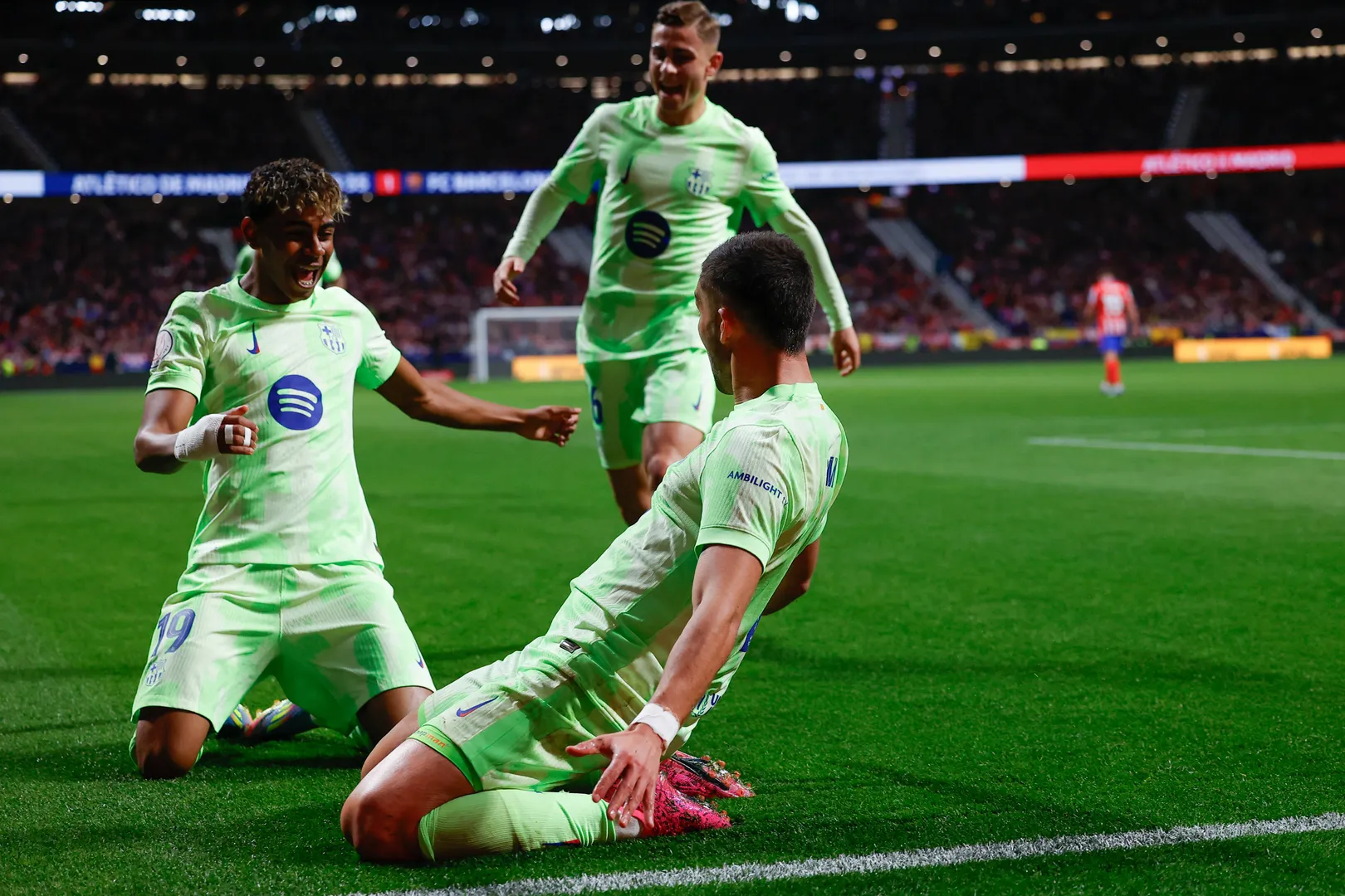 Ap&oacute;s assist&ecirc;ncia, Yamal comemora gol do Barcelona com Ferr&aacute;n Torres