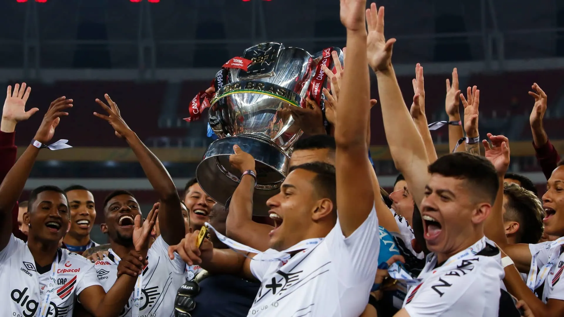 Mais do que o t&iacute;tulo, Athletico celebra a continuidade de seu crescimento