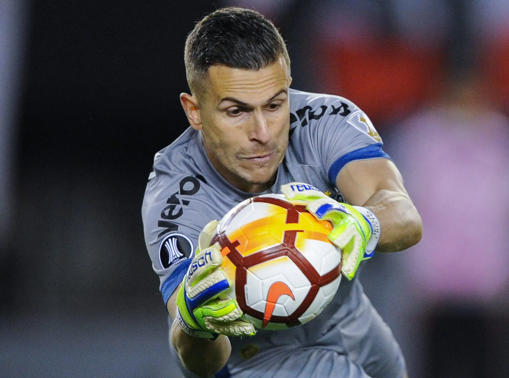 Ap&oacute;s tr&ecirc;s jogos de Gabriel Braz&atilde;o, Santos volta a negociar com Marcelo Grohe