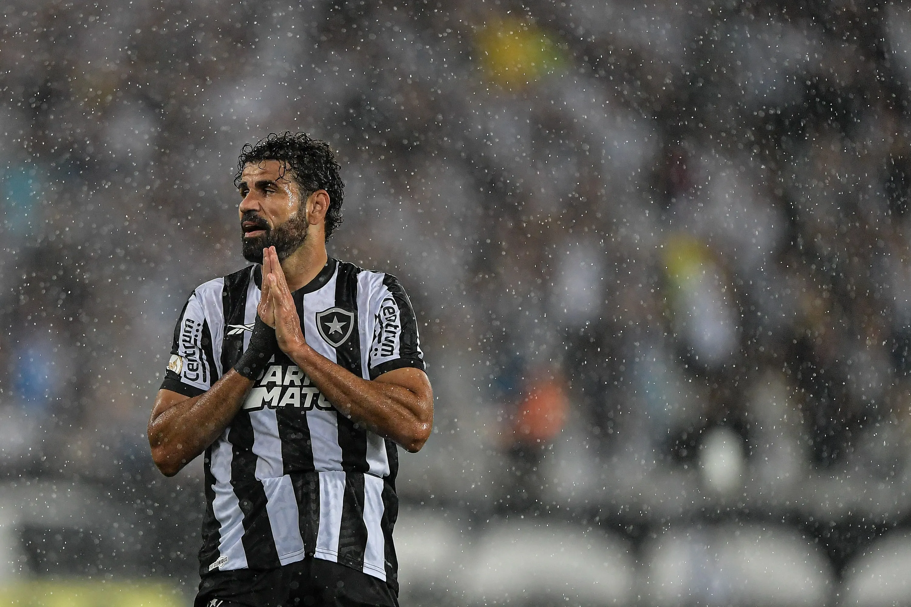 Botafogo corre contra o tempo para renovar com Gabriel Pires e Diego Costa